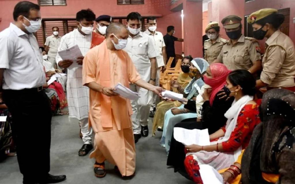 सीएम योगी ने गोरखपुर में लगाया जनता दरबार, सुनीं लोगों की समस्याएं