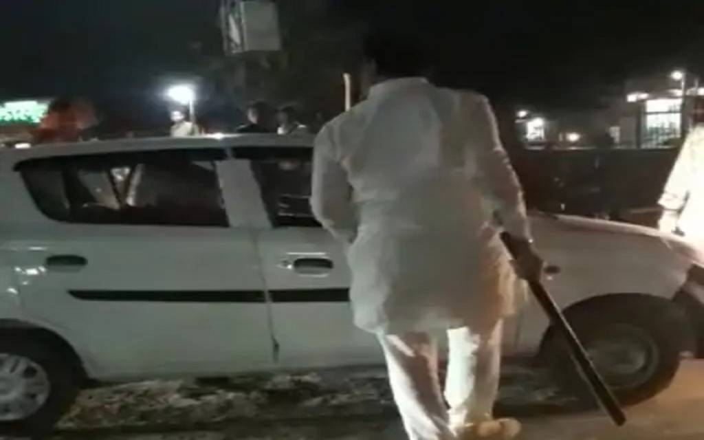 कार पर हल्की खरोंच आने पर कांग्रेस नेता ने ड्राइवर को दौड़ा-दौड़ा कर पीटा, वीडियो वायरल