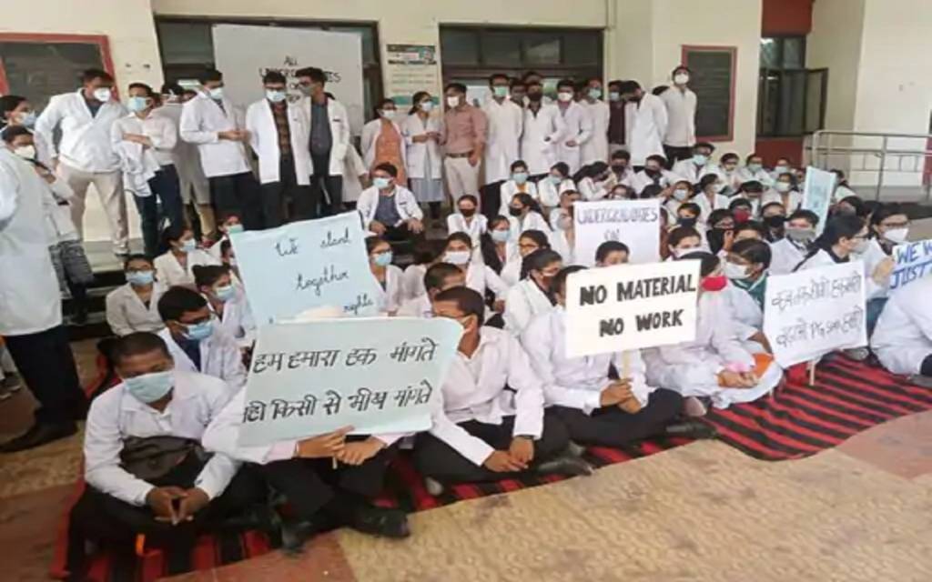 BHU के जूनियर BDS डॉक्टरों की हड़ताल