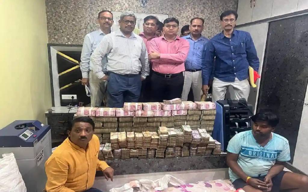 CGSTअधिकारियों ने गुटखा कारोबारी ठिकानों पर की छापेमारी, 6 करोड़ 31 लाख से ज्यादा कैश और सोना हुआ बरामद