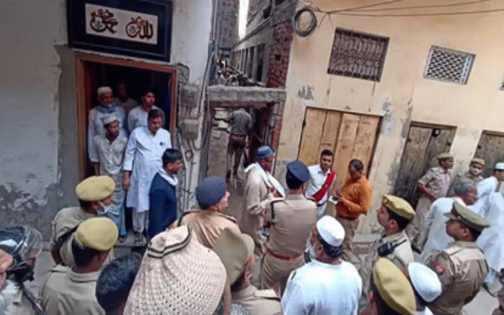 वाराणसी में साड़ी फिनिशिंग के कारखाने में लगी भीषण आग, पिता-पुत्र समेत 4 की दर्दनाक मौत