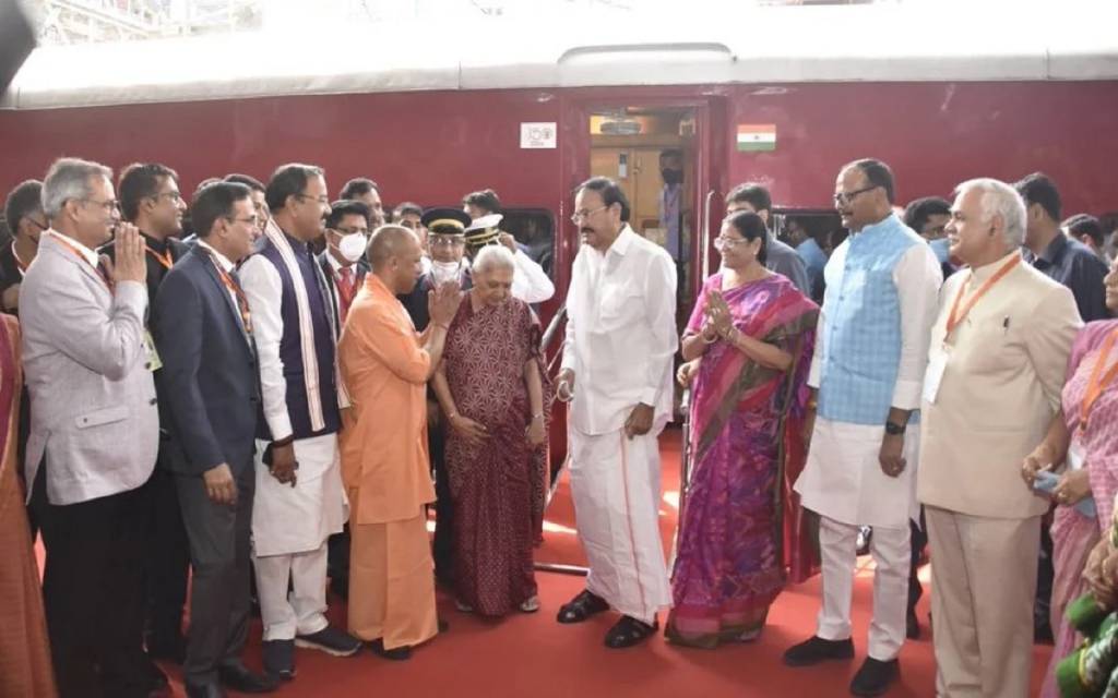 काशी में उपराष्ट्रपति की राज्यपाल और डिप्टी सीएम करेंगे अगवानी, चप्पे-चप्पे पर पुलिस की तैनाती