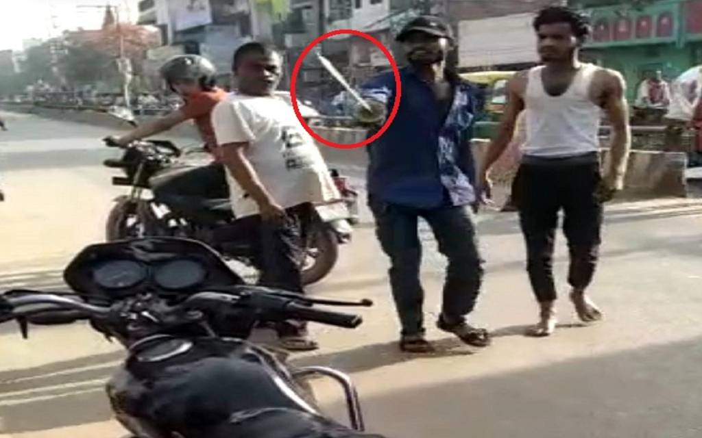 वाराणसी में मनबढ़ युवक ने चाय विक्रेता पर किया जानलेवा हमला, तलाश में जुटी पुलिस
