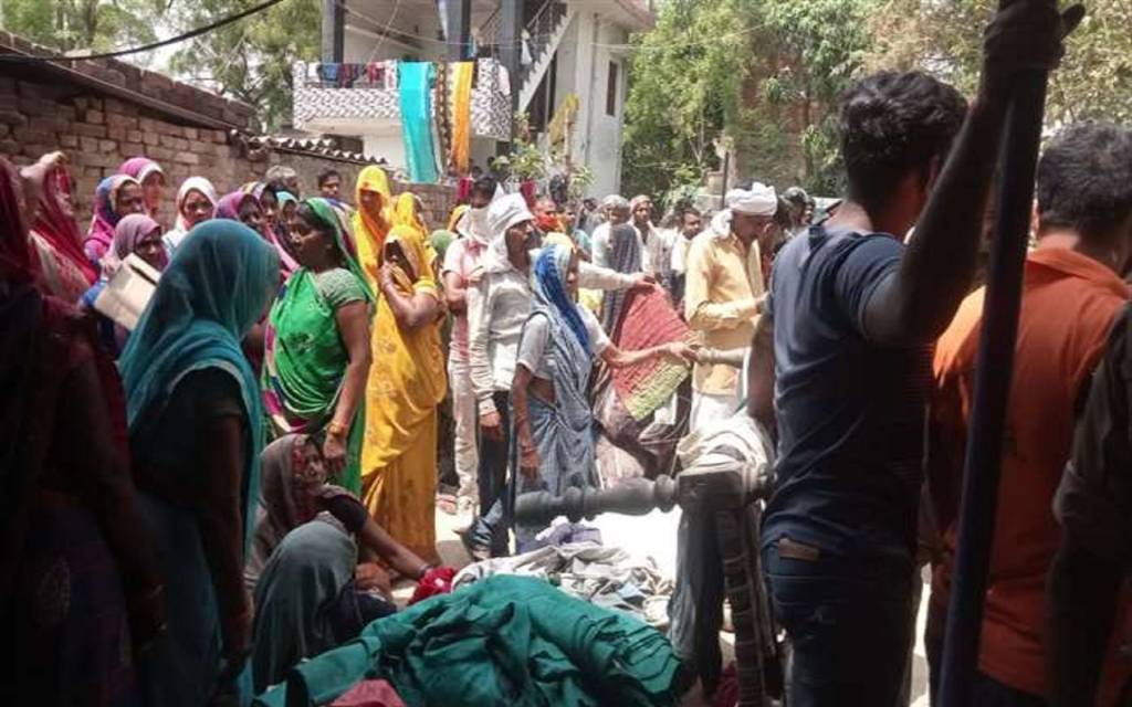 ब्यूटी पार्लर संचालिका को सहेली ने ही फावड़े से गला काट डाला