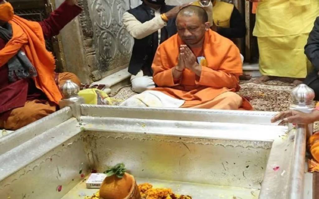 देर रात वाराणसी पहुंचे सीएम योगी, बाबा विश्वनाथ के दर्शन के बाद रिंग रोड के काम का लिया जायजा