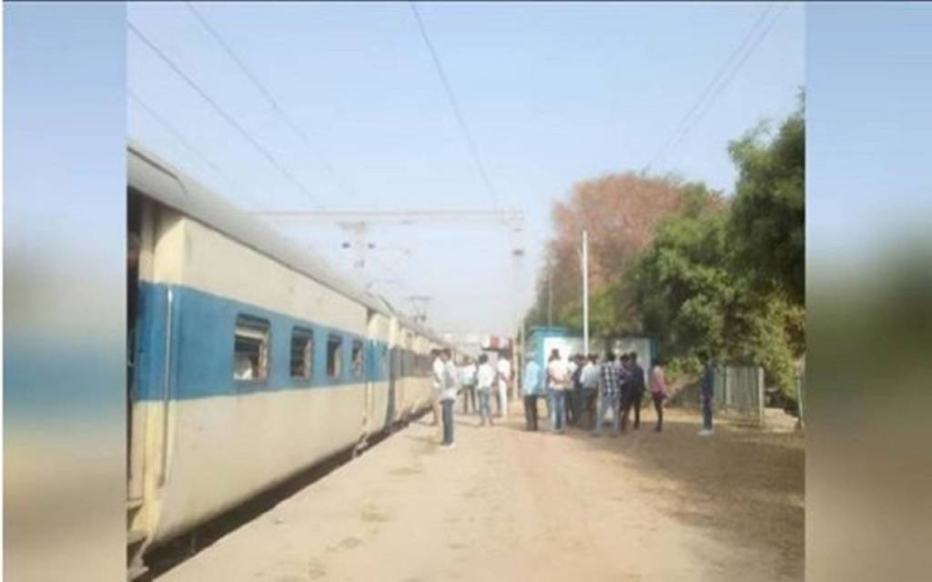 शार्ट सर्किट से लगी टूंडला-कानपुर ईएमयू के एक कोच में आग, यात्रियों में मचा हड़कंप