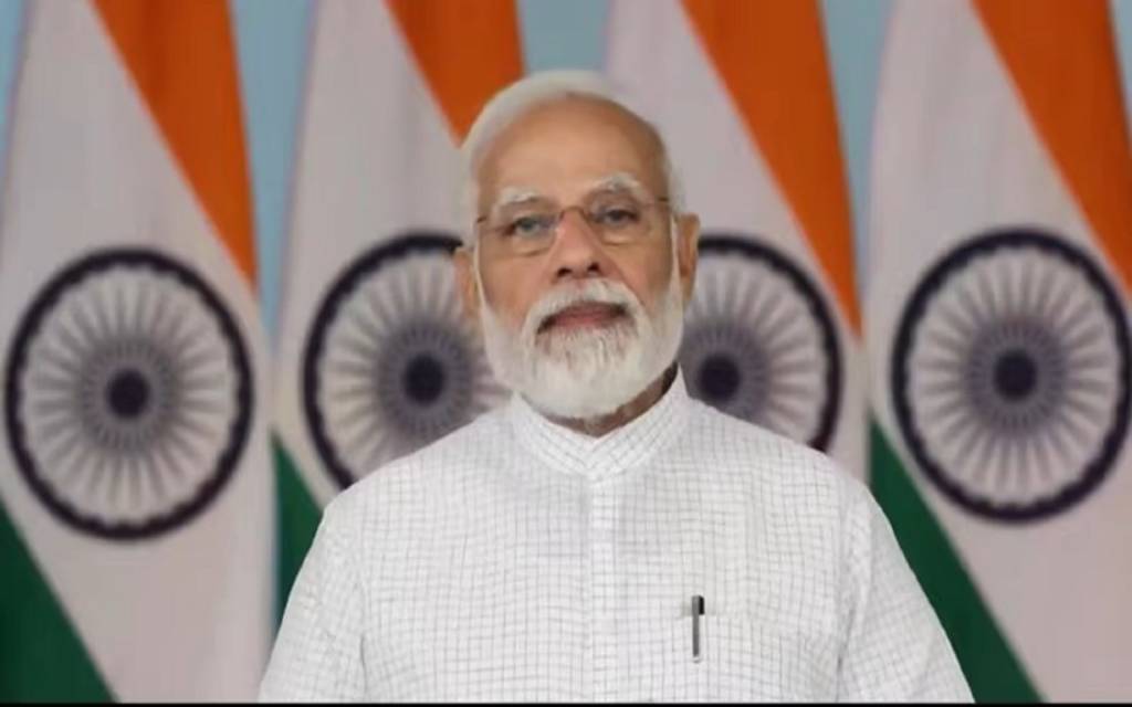 कोविड-19 पर पीएम मोदी का सीएम के साथ की समीक्षा बैठक, कहा पेट्रोल-डीजल पर टैक्स कम करें राज्य
