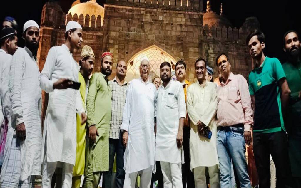 बिखरते सामाजिक रिश्तों के बीच मेल-मोहब्बत की इफ़्तार पार्टी