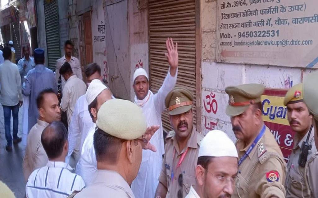 ज्ञानवापी मस्जिद सर्वे के लिए पहुंची टीम, कोर्ट के आदेश के बाद भी दोनों पक्षों के बीच जमकर नारेबाजी