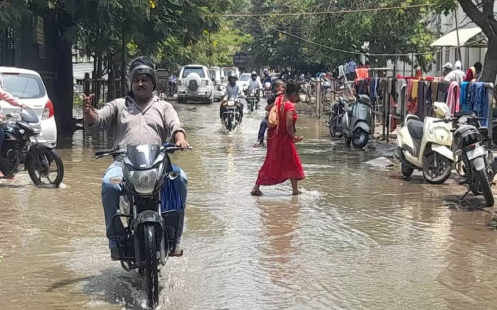 बढ़ी परेशानी, बीएचयू अस्पताल के मुख्य मार्ग पर भरा सीवर का पानी