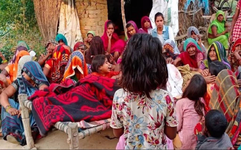 खेत में चारपाई पर पड़ा मिला खून से लथपथ लाश