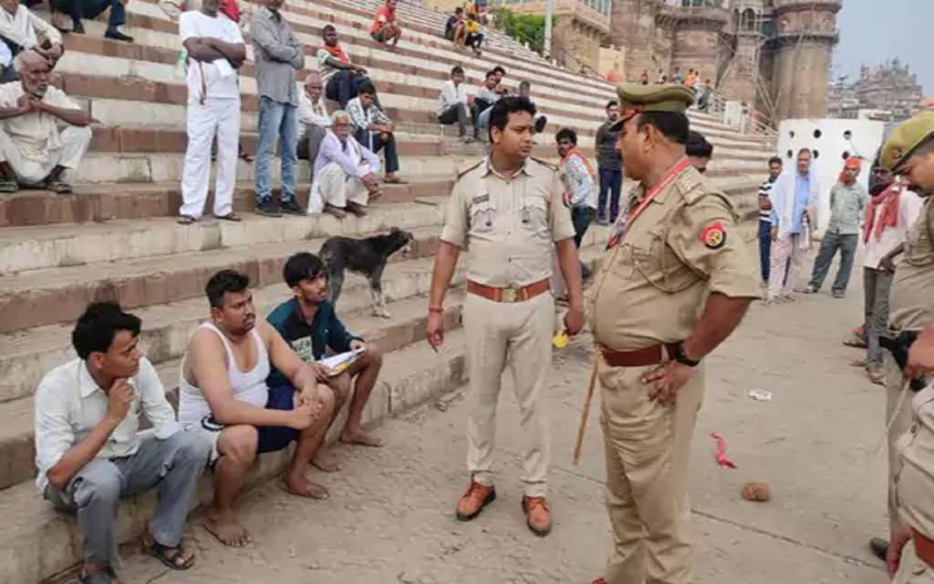 गंगा के सिंधिया घाट पर स्नान करते समय तीन लोग डूबे, दो बचाए गए, एक की मौत