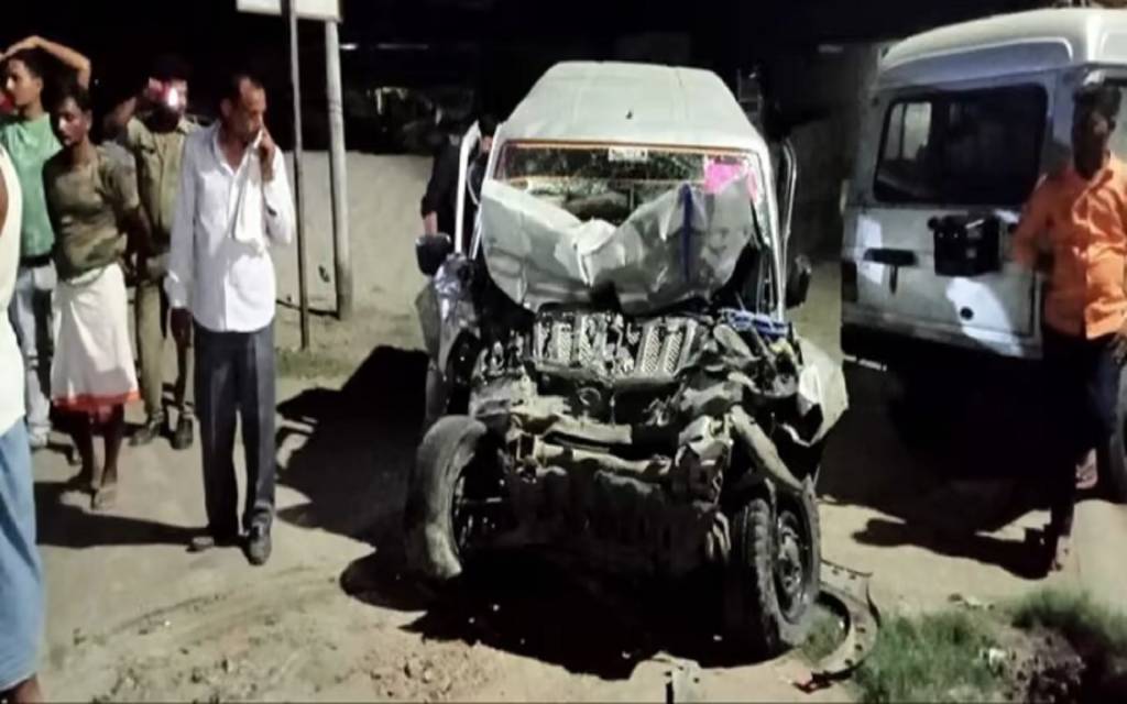 भदोही: बरातियों से भरी स्कॉर्पियो और ट्रक की टक्कर के कारण दो महिलाओं सहित तीन की मौत, 16 लोग घायल