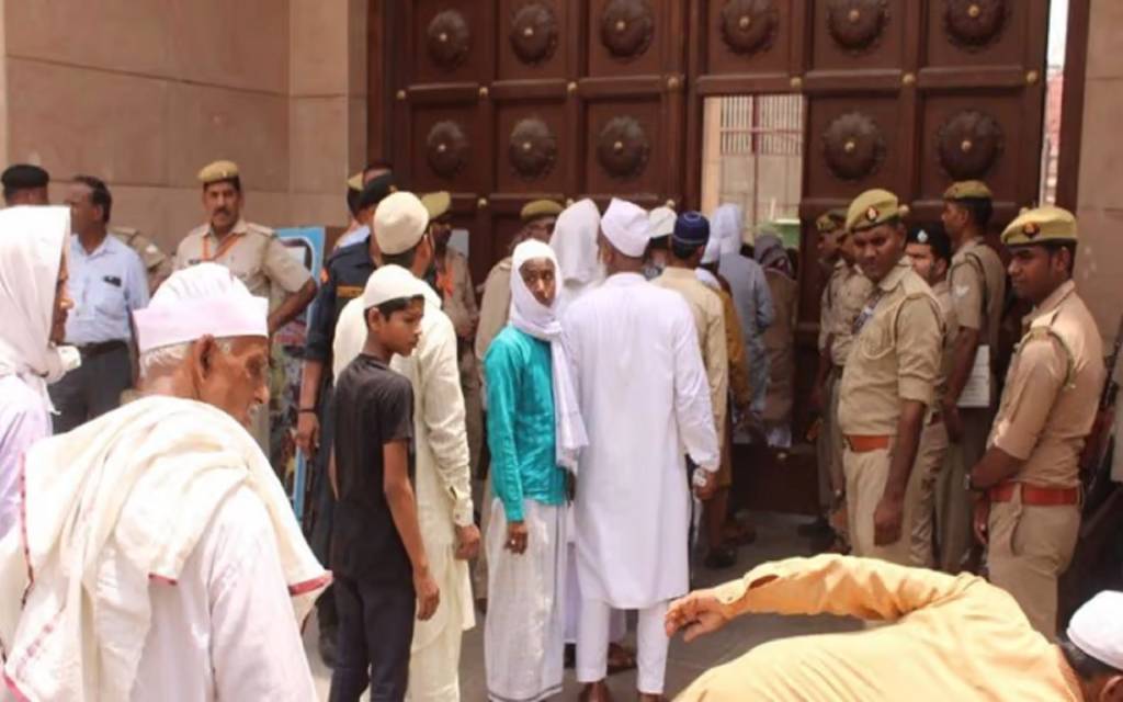 अपील के बाद भी जुमे की नमाज अदा करने पहुंचे ज्यादा संख्या में लोग