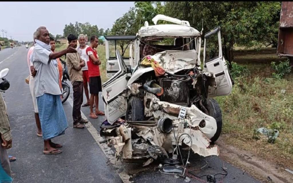 हाईवे पर बोलेरो ने ट्रेलर में मारी टक्कर, आठ बरातियों की मौत, दो ICU में भर्ती