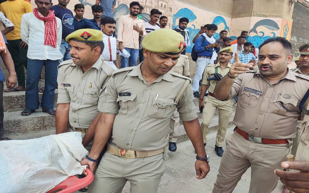 वाराणसी में बड़ा हादसा: गंगा की बीच धारा में पलटी नाव, दो लोग बचाए गए, चार लापता