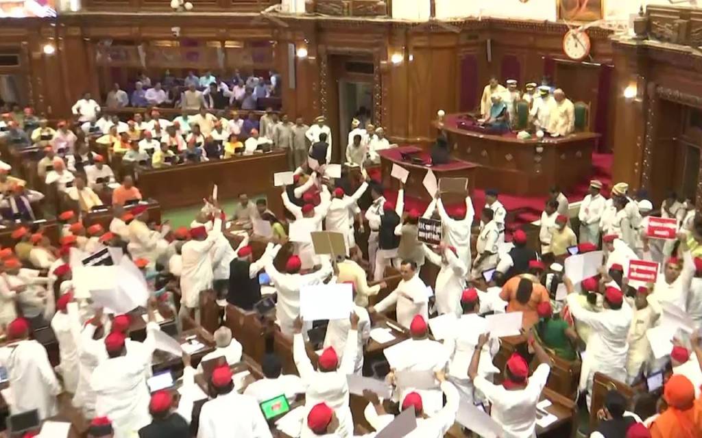 यूपी विधानसभा का बजट सत्र शुरू: सपा का महंगाई और बेरोजगारी पर जमकर हुआ हंगामा