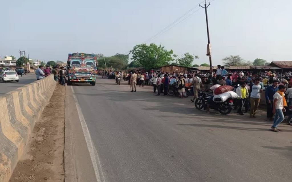 सोनभद्र में ट्रक से कुचलकर बाइक सवार की मौत