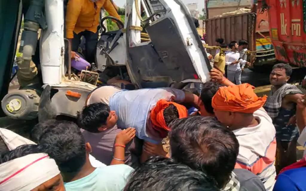 खड़े ट्रक में डंपर ने मारी टक्कर, मैकेनिक की मौत, डंपर चालक घायल
