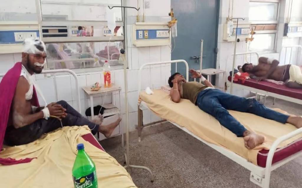 हाईवे किनारे सो रहे मजदूरों को वाहन ने रौंदा, एक की मौत, 8 गंभीर रूप से घायल