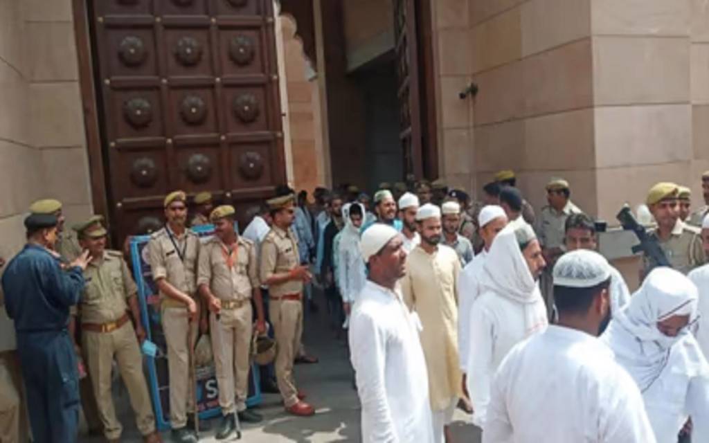 मस्जिद में जुमे की नमाज पढ़ने के लिए लोगों की उमड़ी भीड़, पुलिस प्रशासन रही अलर्ट