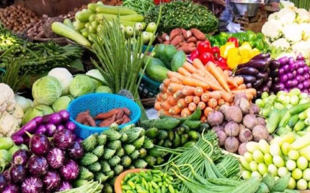 फलों और सब्जियों के दाम छूने लगे आसमान, मसालों के भी बढ़ रहे है भाव