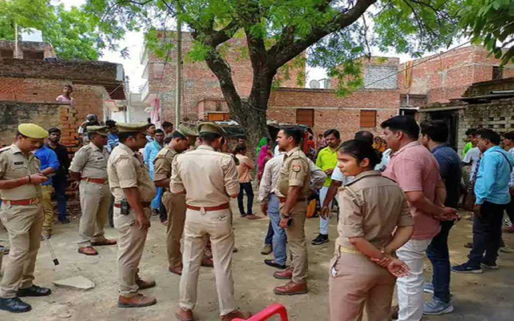 टेक्ट्रर के चपेट में आने से मासूम की दर्दनाक मौत, मचा कोहराम...