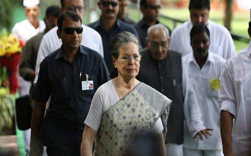कोरोना की चपेट में आईं सोनिया गांधी, बैठक में कई नेता-कार्यकर्ता भी हुए संक्रमित