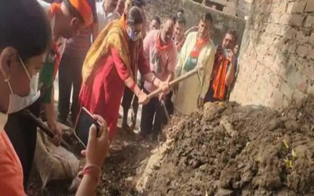 पीएम के संसदीय क्षेत्र में स्मृति ईरानी ने उठाया फावड़ा और गोबर के ढेर को किया साफ