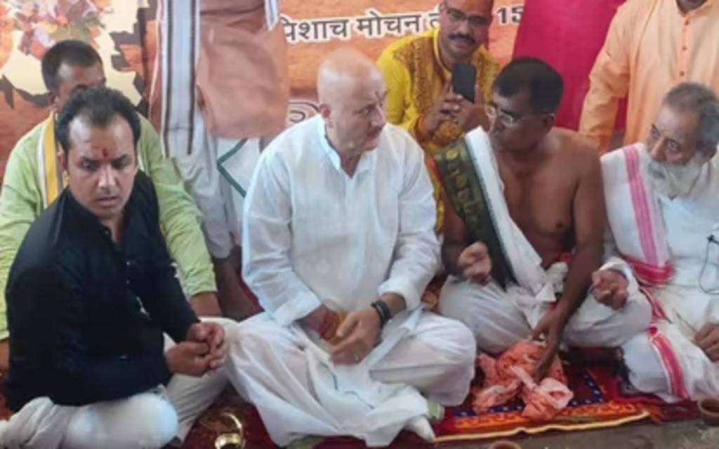 कश्मीरी पंडितों के श्राद्ध के लिए काशी पहुंचे अनुपम खेर