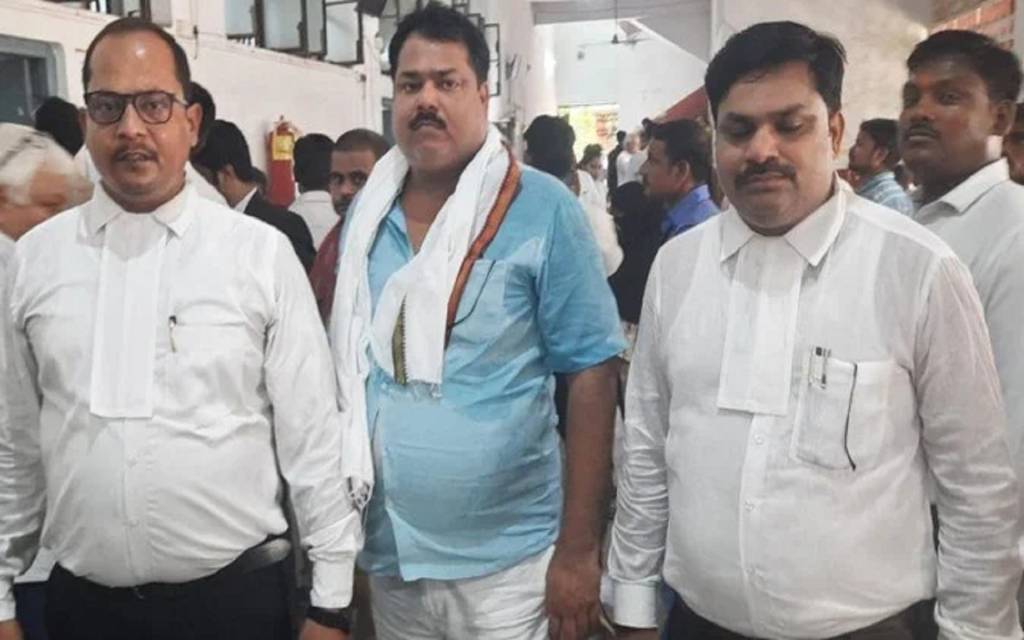 वाराणसी में गैंगस्टर मटरू राय ने कोर्ट में किया सरेंडर, कई मामलों में पुलिस कर रही थी तलाश