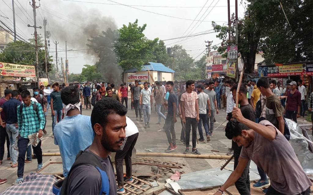 ‘अग्निपथ स्कीम’ को लेकर बिहार में बवाल, रोकी ट्रेने और सड़क पर आगजनी