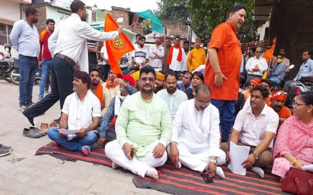 बनारस में विहिप और बजरंग दल का प्रदर्शन, किया हनुमान चालीसा का पाठ