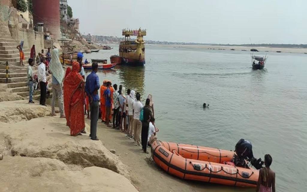 तुलसी घाट पर गंगा में स्नान के दौरान डूबा युवक, तलाश में जुटी NDRF की टीम