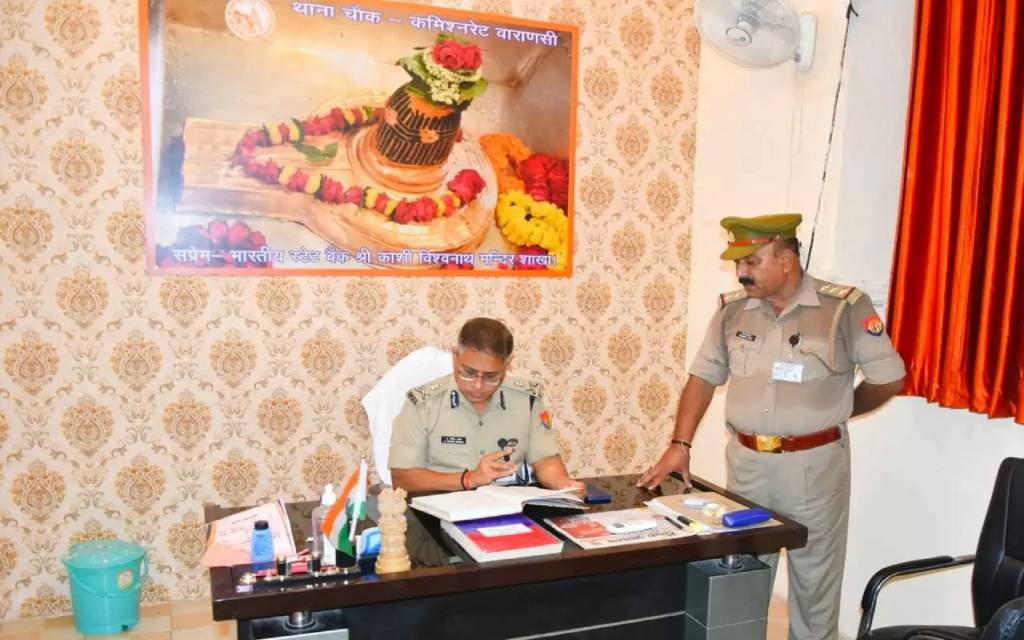 पुलिस कमिश्नर ने किया चौक थाने निरीक्षण, आगामी त्योहारों के मद्देनजर दिशा निर्देश