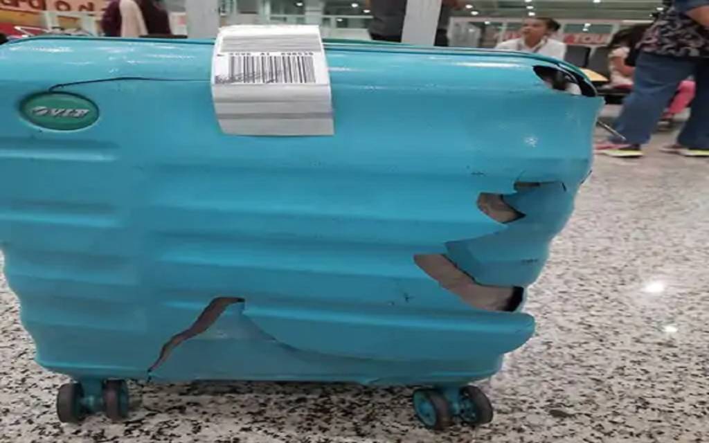 वाराणसी एयरपोर्ट से वड़ोदरा हवाई अड्डा पहुंचने पर बैंक मैनेजर को मिला टूटा-फूटा हुआ सूटकेस