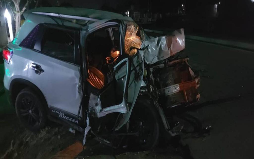 आजमगढ़ में तेज रफ्तार ट्रक से टकराई कार, हादसे में दो लोगों की मौत, तीन घायल