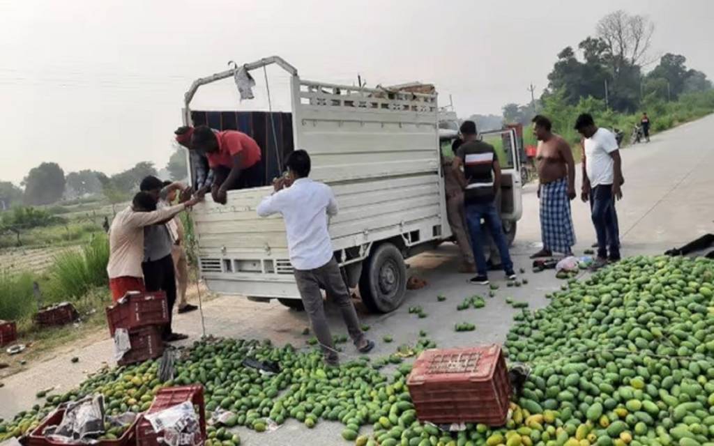 पिकअप की टक्कर से बाइक सवार दंपती की मौत