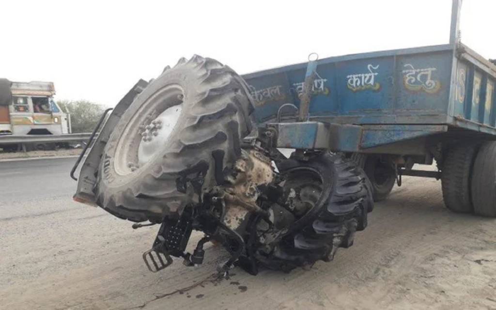 हाइवे पार करते समय ट्रक और ट्रैक्टर में जोरदार टक्कर, चालक की मौत