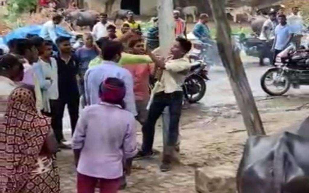युवक को प्रेम करने पर बिजली के खंबे से बांधकर पीटा, बरसाए लात-घूंसे और थप्पड़, वीडियो वायरल