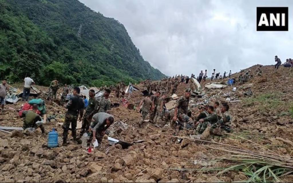 मणिपुर: भूस्खलन में धंसा आर्मी कैंप: 7 की मौत, 45 लापता, बाकी की तलाश जारी