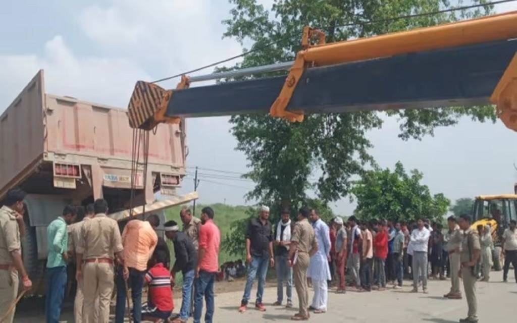 हाईवे पर ट्रेलर ने ई-रिक्शा को मारी टक्कर, पांच की मौत, आठ लोग घायल