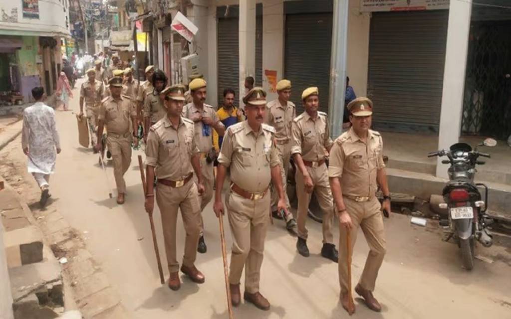 जुमे की नमाज को लेकर रही सतर्कता, सड़कों और गलियों में पुलिस ने किया गश्त