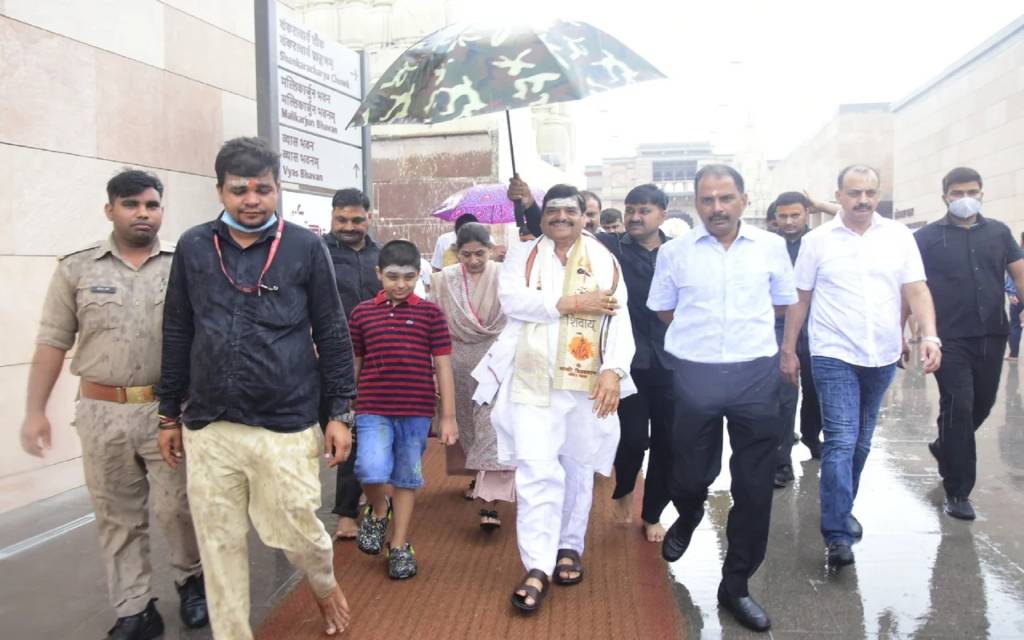 वाराणसी पहुंचे शिवपाल यादव, काशी विश्वनाथ धाम में परिवार के साथ किया दर्शन-पूजन