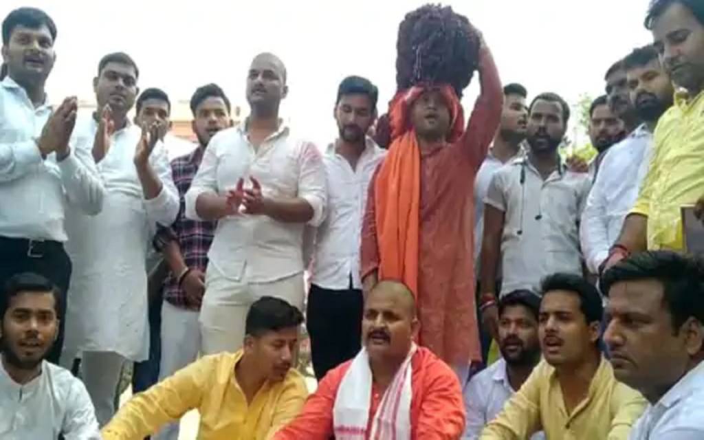 बाबा विश्वनाथ को रुद्राक्ष माला चढ़ाने के लिए हंगामा, रोके गए ज्ञानवापी मुक्ति महापरिषद के कार्यकर्ता