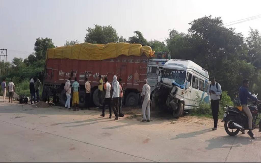 जौनपुर में सड़क हादसा: वाराणसी-लखनऊ फोरलेन पर दो वाहनों की टक्कर, तीन की मौत