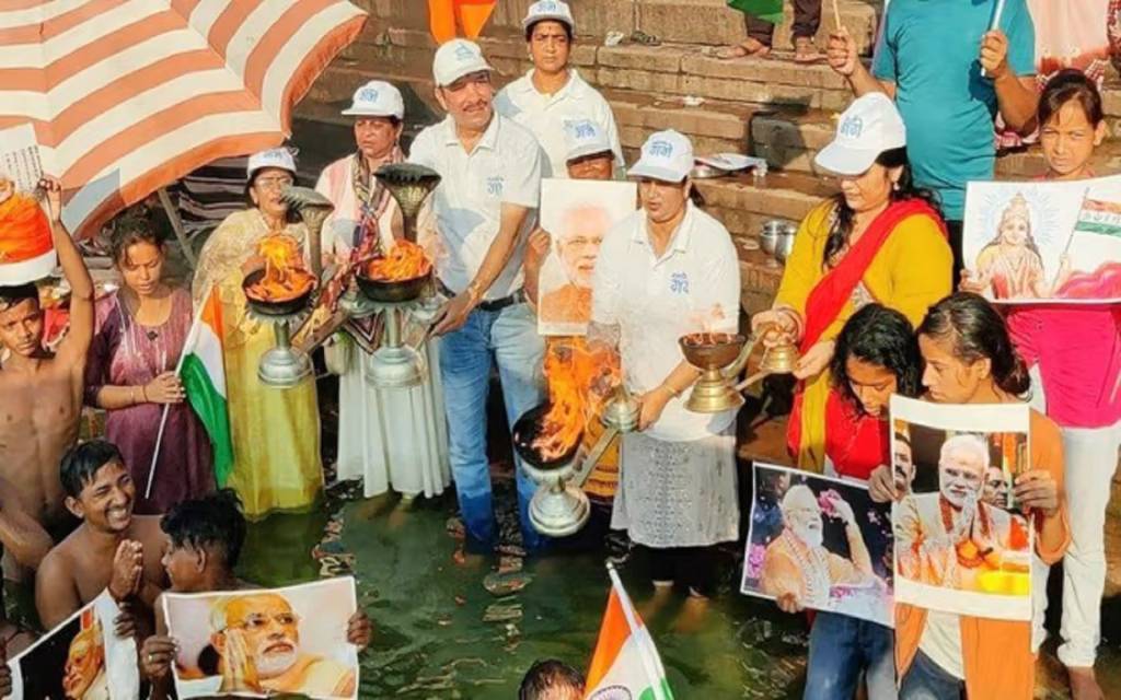 PM मोदी के लिए काशी में पूजापाठ, दशाश्वमेध घाट पर मां गंगा का किया दुग्धाभिषेक