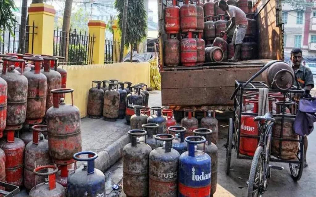 LPG Cylinder Price Hiked: रसोई गैस सिलेंडर की कीमतों में फिर बढ़ोतरी,अब 1115 रुपये में मिलेेगा