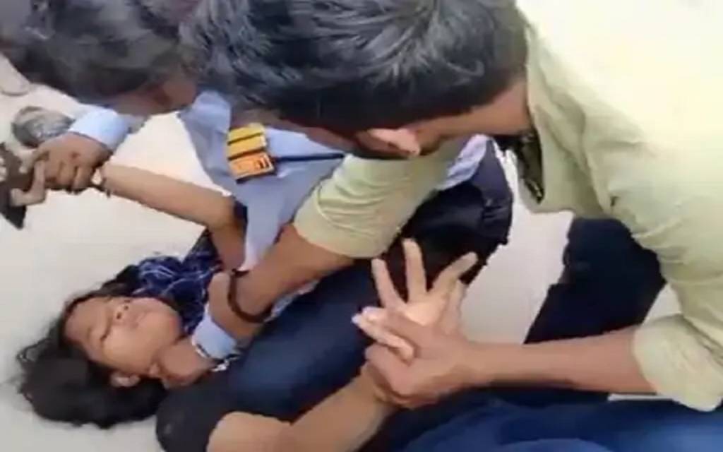 नमो घाट पर लड़की और महिला सुरक्षाकर्मी में हुई जमकर मारपीट, वीडियो वायरल