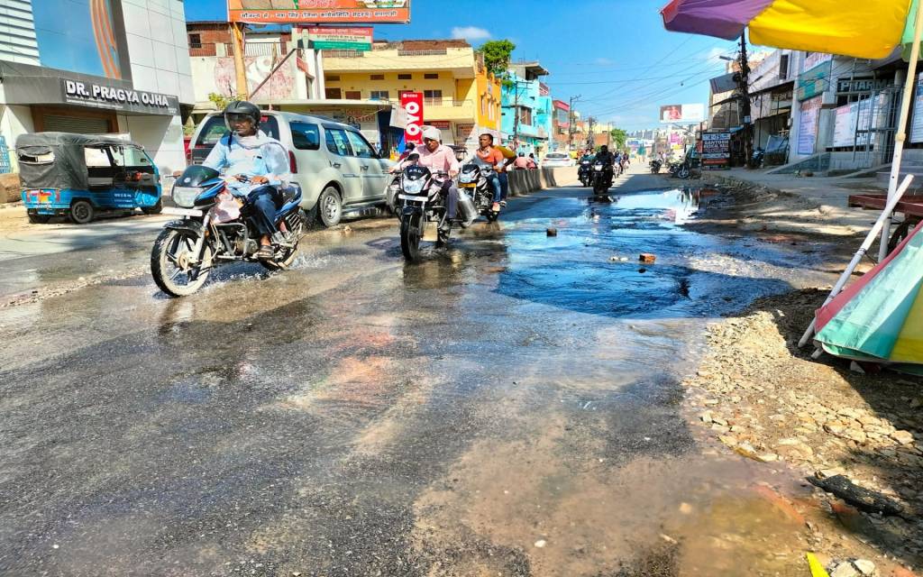 जलकल की मेहरबानी से सड़कों पर बह रहा पानी